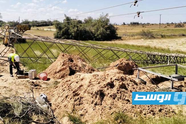 جانب من صيانة أبراج الكهرباء المنهارة على خط بئر هويسة-الجليدة، 28 مارس 2025. (شركة الكهرباء)