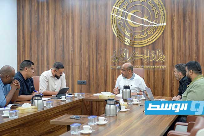 اجتماع الجويفي مع لجنة تسوية أوضاع موظفي إدارات خدمات النظافة في البلديات، الأربعاء 16 يوليو 2025. (وزارة الحكم المحلي)