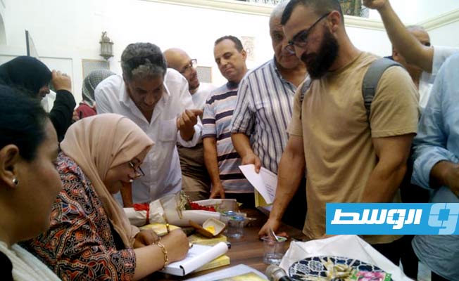 الدكتورة مفيدة جبران توقع الكتاب (بوابة الوسط)