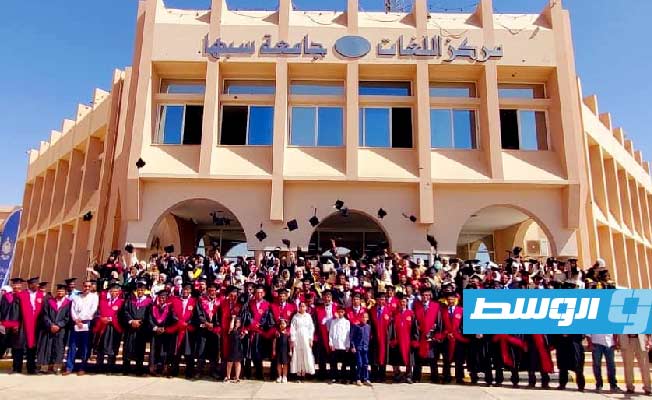 مركز اللغات بجامعة سبها يشهد احتفالية بمناسبة تخريج الدفعة 43 من مختلف الكليات بالجامعة (بوابة الوسط)