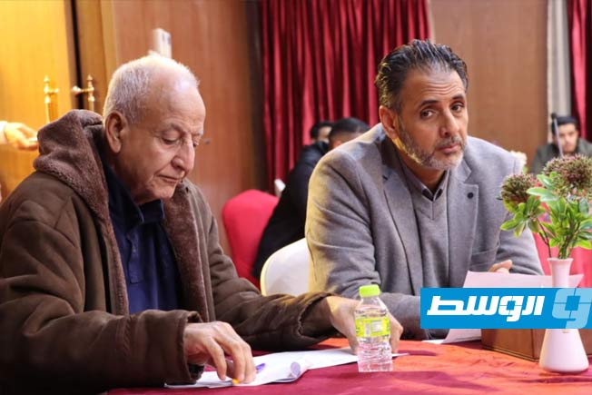 مراسل الوسط محمد ترفاس وسط حضور قرعة بطولة الجامعات الليبية لكرة القدم داخل الصالات. (عدسة - ربيع شلابي)