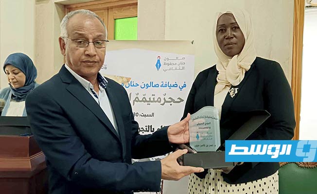 تقديم درع الإبداع للدكتور عمر بن ناصر. (بوابة الوسط)