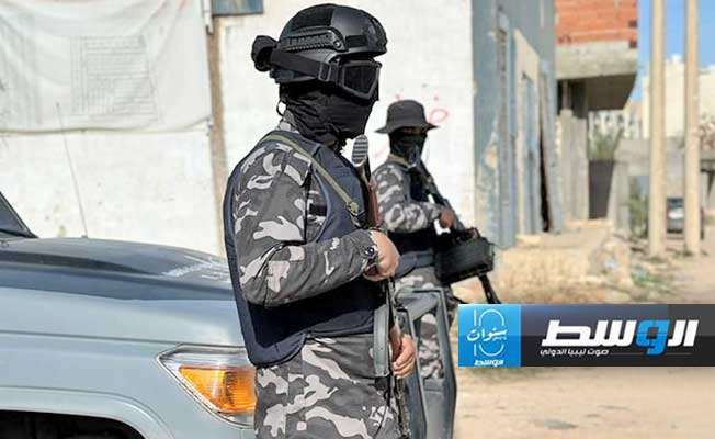 عناصر الأمن خلال إخلاء قطعة الأرض الخاصة بسوق الجمعة، الثلاثاء 14 مايو 2024. (إدارة العمليات الأمنية)