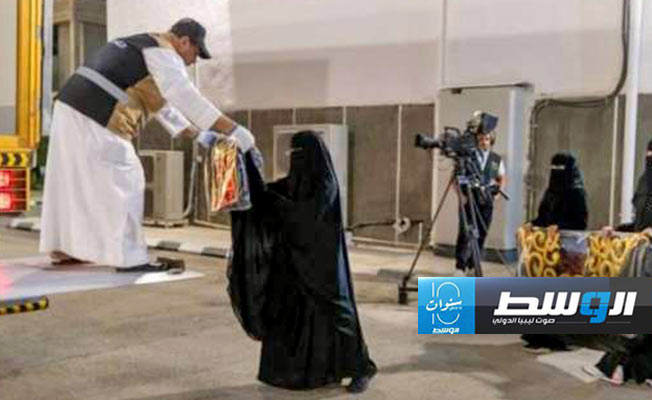 مشاركة نساء تابعات إلى الهيئة العامة للعناية بشؤون المسجد الحرام والمسجد النبوي في كسوة الكعبة. (الموجز السعودي)