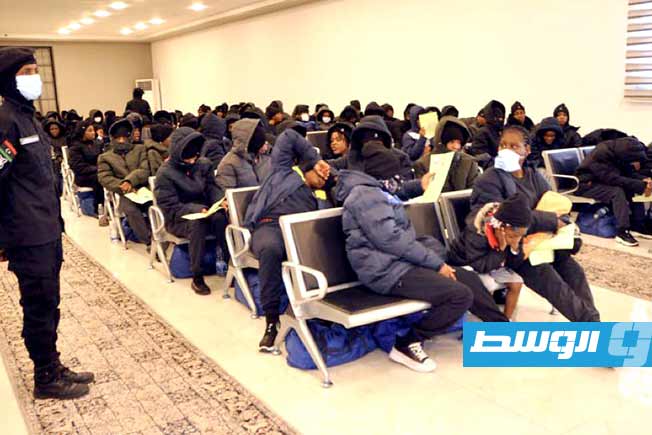 عملية ترحيل المهاجرات إلى نيجيريا من مطار معيتيقة. (وزارة الداخلية)