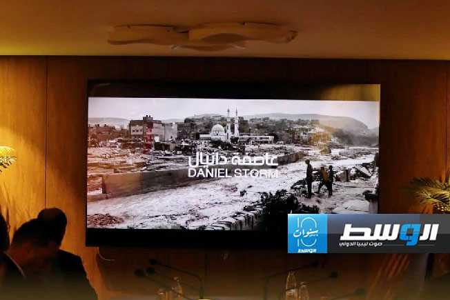 عرض مرئي عن وضع درنة جراء كارثة الفيضان خلال اجتماع بلقاسم حفتر مع السفير البريطاني في درنة، الأربعاء 15 مايو 2024. (صندوق إعمار درنة والمناطق المتضررة)