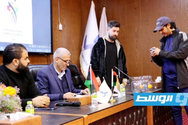 جانب من قرعة بطولة الجامعات الليبية لكرة القدم داخل الصالات. (عدسة - ربيع شلابي)