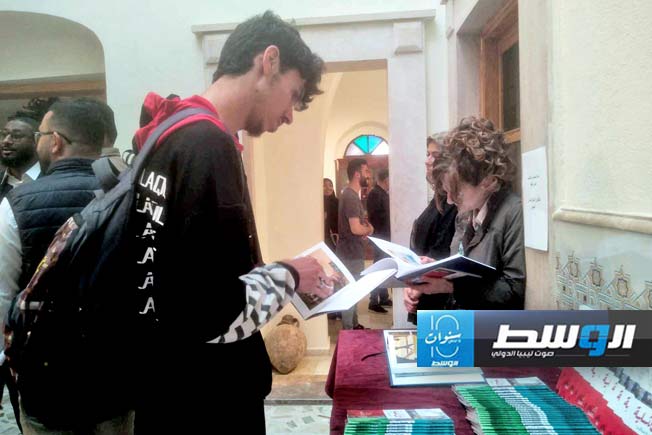 معرض يحتفي بالألوان ويوثق ذاكرة ألعابنا الشعبية. (بوابة الوسط)