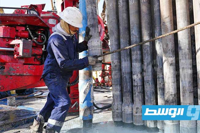 أحد العاملين بشركة الواحة للنفط خلال أحد الحقول التابعة للشركة (أرشيفية: صفحة الشركة على فيسبوك)