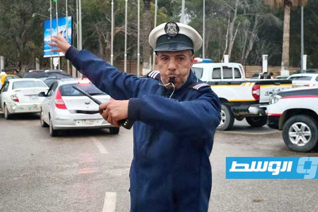 رجل مرور ينظم حركة السير على طريق المطار بطرابلس، 22 مارس 2026. (أمن طرابلس)