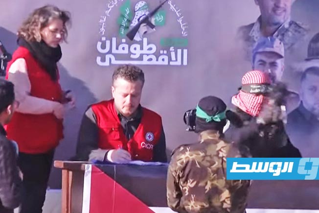 من تسليم أسيرين إسرائيليين إلى الصليب الأحمر في خان يونس، 1 فبراير 2025. (الجزيرة)