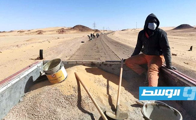الحملة التطوعية لـ«إماطة الأذى» على طريق سبها – وادي الآجال. (بوابة الوسط)
