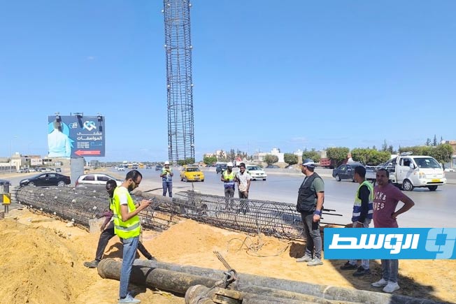 عمال مشروع جسر مشاة ولي العهد بطريق المطار، السبت 4 أكتوبر 2025. (جهاز تنفيذ مشروعات الإسكان والمرافق)
