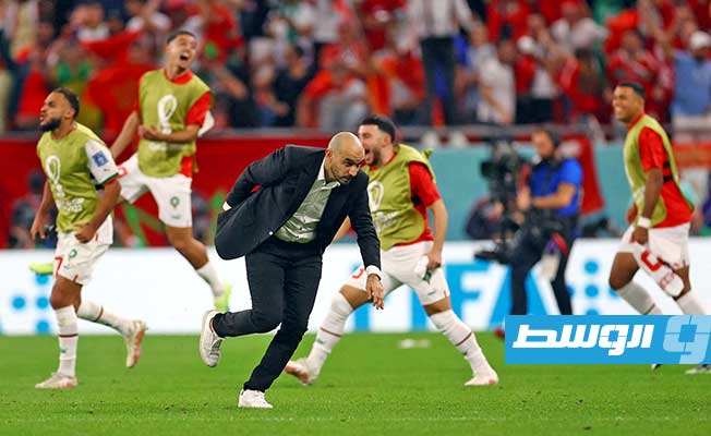 لاعبو المنتخب المغربي يحتفلون مع المدرب وليد الركراكي عقب الفوز أمام أسبانيا في دور الـ16 من كأس العالم، 6 ديسمبر 2022. (الإنترنت)