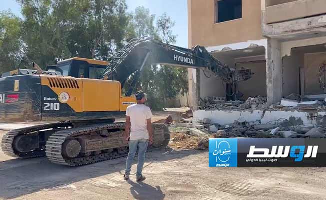 جانب من أعمال إزالة عمارات سكنية بمنطقة القوشي في مصراتة، 14 سبتمبر 2024 (الشركة العامة لخدمات النظافة بمصراتة)