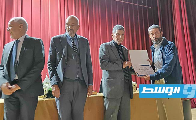 جانب من شهادات التكريم للمشاركين. (بوابة الوسط)