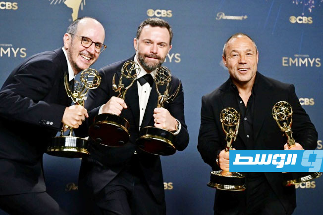 من اليسار إلى اليمين: جاك ثورن وفيليب بارانتيني وستيفن غراهام يحملون جوائز إيمي الممنوحة لمسلسل «أدولسنس» في حفلة الجوائز في 14 سبتمبر 2025 في لوس أنجليس. (أ ف ب)