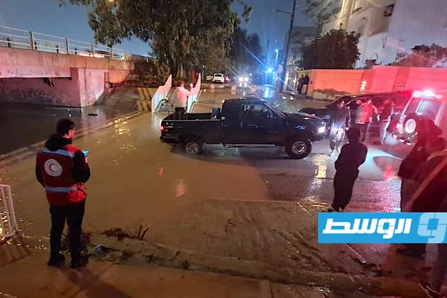 أحد شوارع بنغازي يظهر غارقًا بسبب مياه الأمطار، 5 ديسمبر 2025 (جمعية الهلال الأحمر)