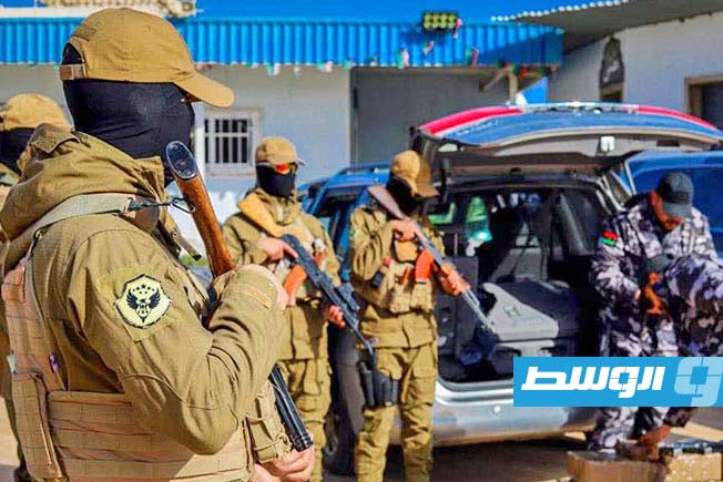 قوة أمنية تضبط مخدر «حشيش» في سيارة قادمة من المنطقة الشرقية إلى بنغازي، السبت 15 فبراير 2025 (إدارة إنفاذ القانون بالمنطقة الوسطى)