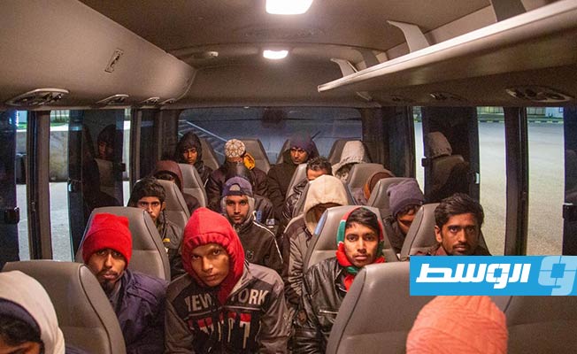 مهاجرون غير شرعيين عقب ضبطهم في أحد المنازل المهجورة جنوب مدينة هراوة. (الكتيبة 128)