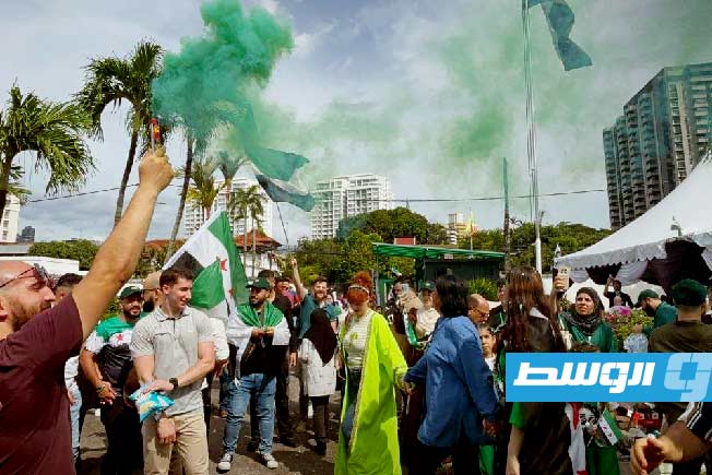 عدد من أبناء الجالية السورية في ماليزيا يحتفلون بمناسبة مرور عام على تحرير سوريا، كوالالمبور. 8 ديسمبر 2025. (سانا)