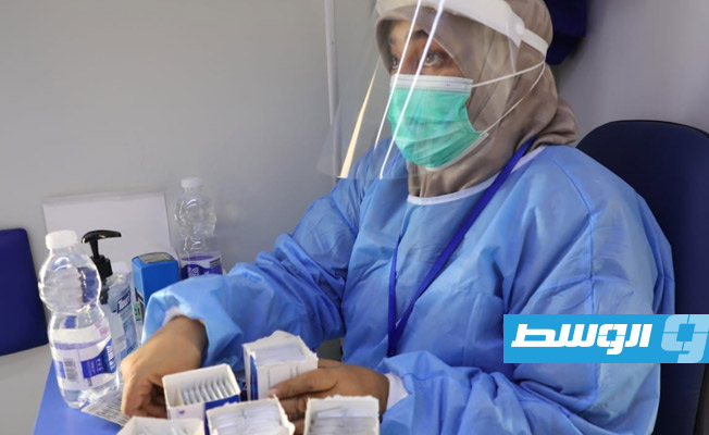 حملة تطعيم ضد «كورونا» في سوق الجمعة، 27 أكتوبر 2021. (مركز مكافحة الأمراض)