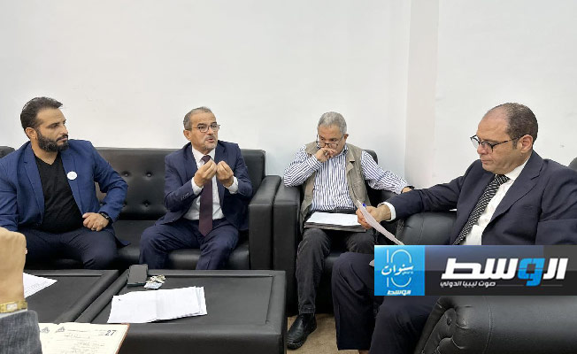 وزير الصحة د.عثمان عبدالجليل في لقاء مع د.ليلى الأوجلي مدير إدارة العجزة والمسنين وذوي الإعاقة بالعاصمة طرابلس، 11 نوفمبر 2024. (وزارة الصحة)