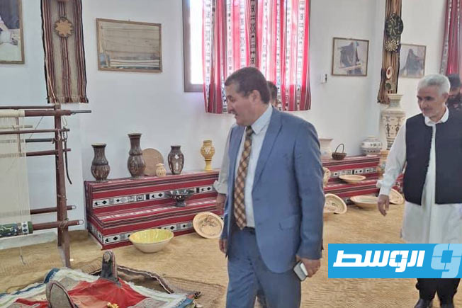 وزير السياحة والصناعات التقليدية بحكومة «الوحدة الوطنية الموقتة»، نصر الدين ميلاد الفزاني خلال زيارته لمركز التدريب على الصناعات التقليدية. (فيسبوك)
