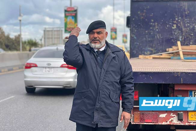شاحنة متعطلة على الطريق السريع بطرابلس، 23 نوفمبر 2025. (أمن طرابلس)