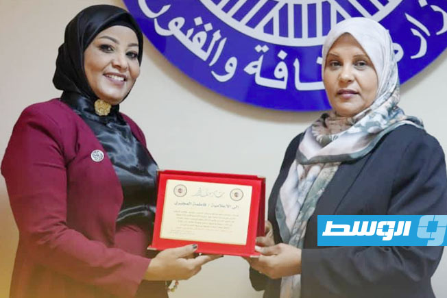 وزيرة الثقافة والفنون، د.صالحة الدروقي تكرم اللجنة المصاحبة لمعرض بنغازي الدولي للكتاب في 27 نوفمبر 2025. (فيسبوك)