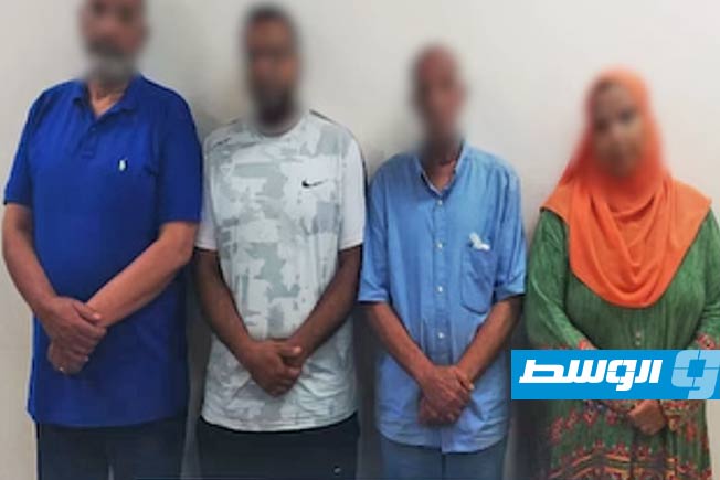 صورة نشرتها وزارة الداخلية المصرية لسارقي السوار الأثري. (الإنترنت)
