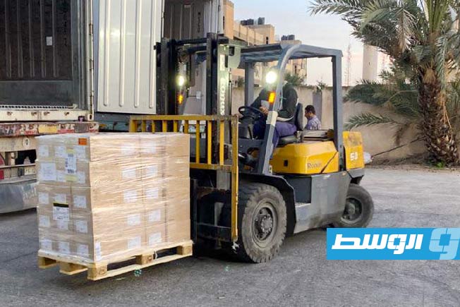 نقل شحنة مشغلات غسيل كلى سويدية إلى المخازن، الإثنين 15 ديسمبر 2025. (جهاز الإمداد الطبي)