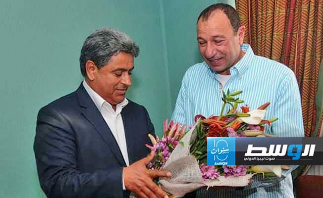 الخبير الرياضي الدكتور مخلوف المبروك مع الخطيب. (فيسبوك)
