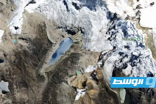 بحيرة بالكاكوتشا، التي تشبه شكل الدمعة، والتي تظهر في هذه الصورة الملتقطة عبر الأقمار الصناعية، توسعت في العقود الأخيرة. تقع مدينة هواراز، بيرو، أسفل الوادي على يمين البحيرة. (ساينس أليرت)