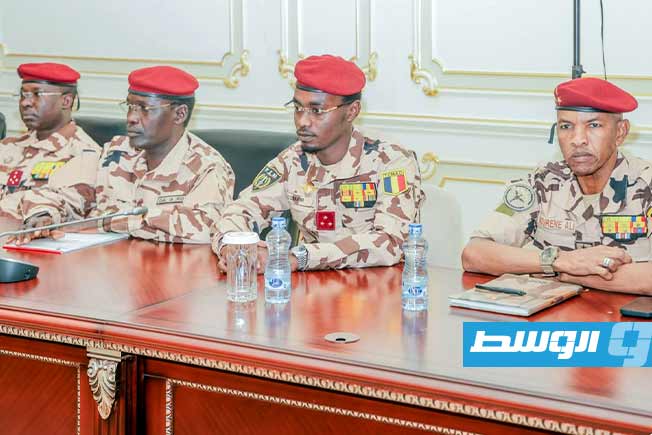 اجتماع الرئيس التشادي مع كبار المسؤولين لمناقشة الهجوم بطائرة مسيرة من السودان على منطقة الطينة، الأربعاء 18 مارس 2026. (الرئاسة التشادية)