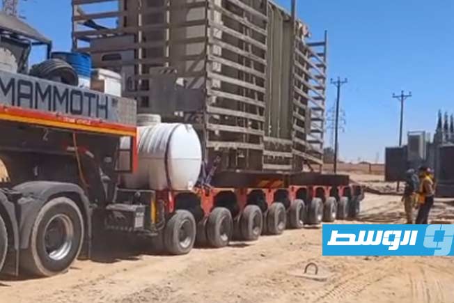 وصول محول كهرباء إلى محطة سمنو، 3 مايو 2025 (لقطة مثبتة من مقطع مصور: الشركة العامة للكهرباء)