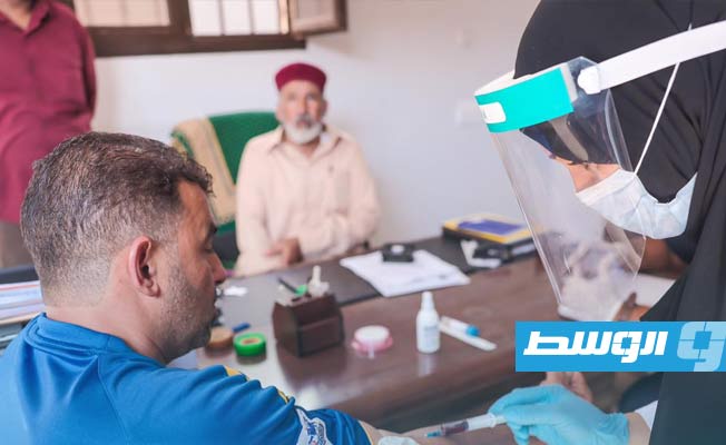 أخذ عينة دم من مواطن للكشف عن فيروس كورونا.
