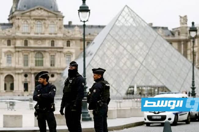 جنود في الشرطة الفرنسية في محيط متحف اللوفر، 19 أكتوبر 2025. (أرشيفية: الإنترنت)