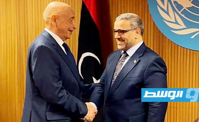 المشري وعقيلة يتصافحان في مستهل الاجتماع.