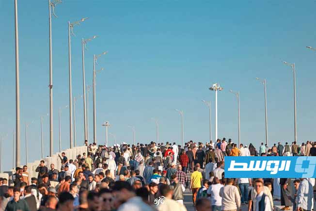 مواطنون يحتشدون على أحد جسور مدينة درنة قبيل أداء الصلاة، 27 مايو 2026. (حراك دعم القيادة)