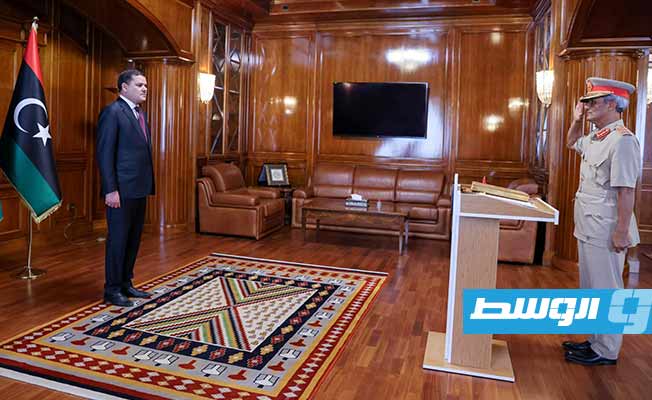المدعي العسكري اللواء مسعود رحومة يؤدي اليمين القانونية أمام الدبيبة، الإثنين 23 أغسطس 2021. (حكومة الوحدة الوطنية)