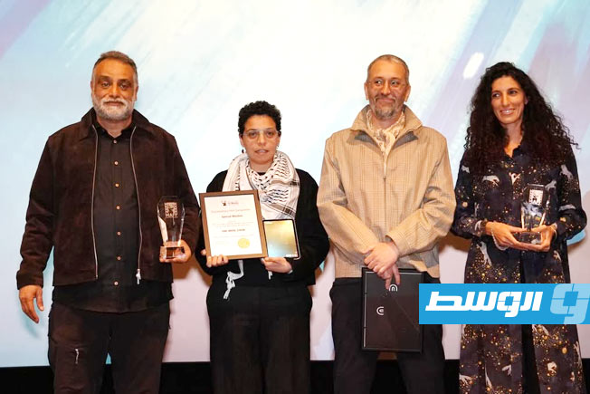 المخرجة الليبية جيهان الكخيا (الأولى من اليمين) خلال حفل ختام تسلمها جائزة لجنة التحكيم في مهرجان مالمو للسينما العربية، في 16 أبريل 2026. (فيسبوك)