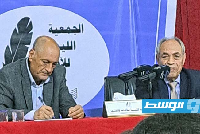 الدكتور الكوني عبودة (يمينا) والكاتب مفتاح قناو مدير المحاضرة في الجمعية الليبية للآداب والفنون في 18 نوفمبر 2025. (بوابة الوسط)
