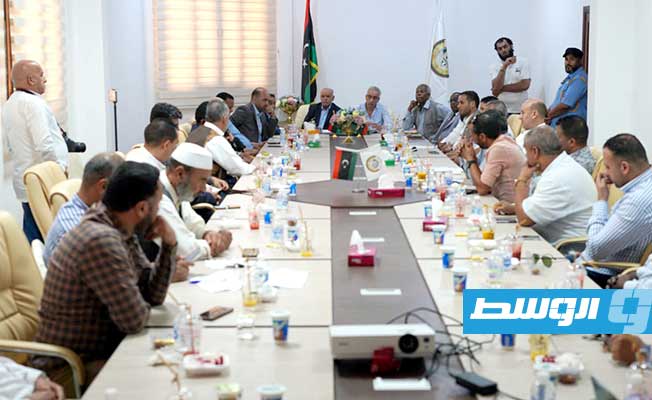 اجتماع الغاوي مع عميد وأعضاء المجلس البلدي صبراتة. (وزارة الإسكان والتعمير)