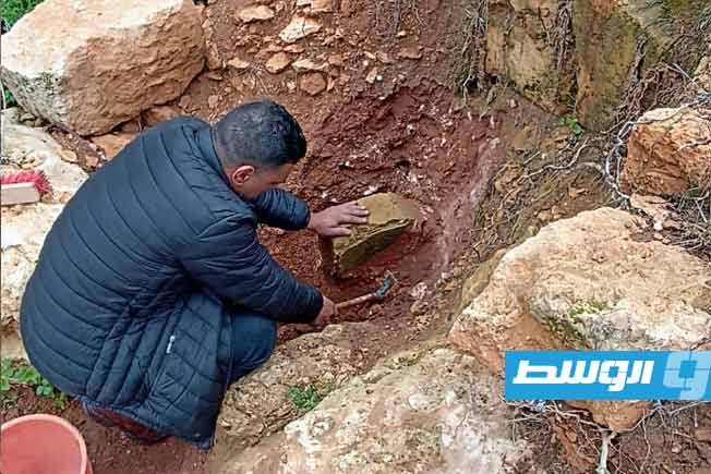 اكتشاف شاهد قبر إغريقي بمنطقة المقابر الشمالية في مدينة شحات. (مصلحة الآثار الليبية)