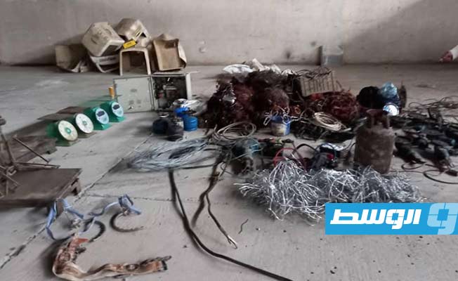 متهمون بسرقة الأسلاك الكهربائية جرى ضبطهم عقب مداهمة مزرعة (صفحة جهاز المباحث الجنائية على فيسبوك)