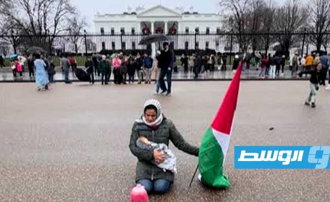 لقطة مثبتة من فيديو لنشطاء مؤيدين لفلسطين يؤدون مشهدا تمثيليا أمام البيت الأبيض يجسد القصف الإسرائيلي على قطاع غزة. (الإنترنت)