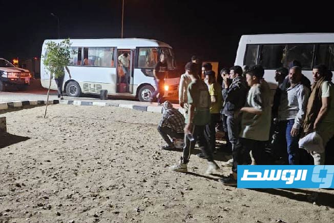 مصريون قبل ترحيلهم من منفذ امساعد البري إلى بلادهم (جهاز مكافحة الهجرة غير الشرعية - فرع البطنان)