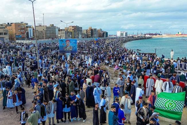 المشير خليفة حفتر خلال حضوره تجمع شباب بنغازي بالزي الوطني، 31 مارس 2025. (شعبة مكافحة الإرهاب الإلكتروني)
