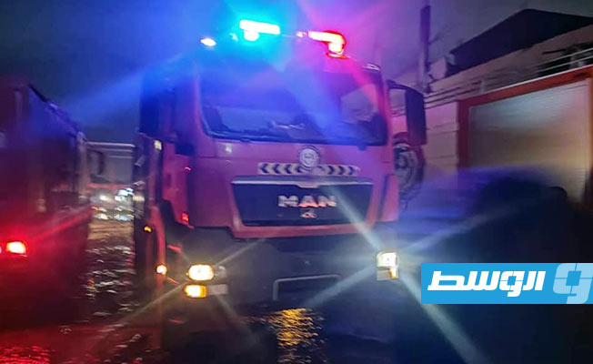 رجال السلامة الوطنية أثناء إخماد حريق بمخزن البتروكيماويات في جنزور، 11 فبراير 2023. (هيئة السلامة الوطنية